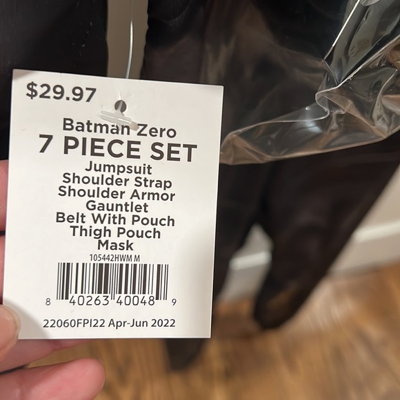 NEW Batman 7 Piece Costume.  Size Medium 8/10 - Picture 8 of 9